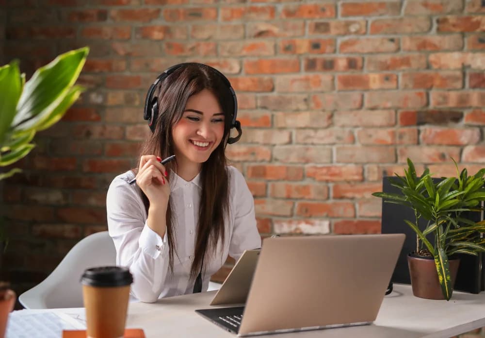 Une nouvelle employée souriante qui travaille sur un portable