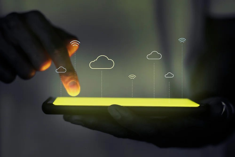 Une visualisation de données connectées et de technologies infonuagiques au-dessus d’un appareil