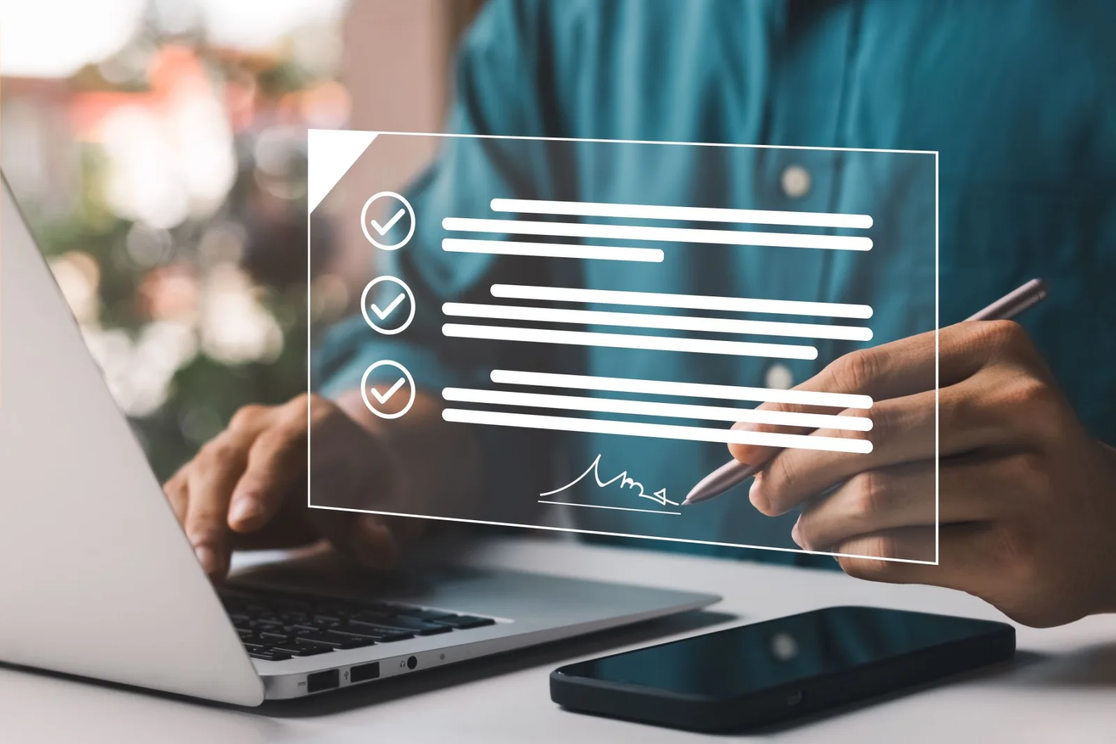 Une personne qui signe un contrat sur un portable
